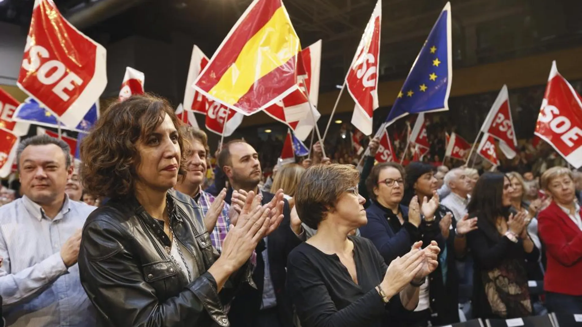 La exdiputada de UPyD y número cuatro a la lista del PSOE por Madrid Irene Lozano (i), durante el acto de presentación de las candidaturas al Congreso