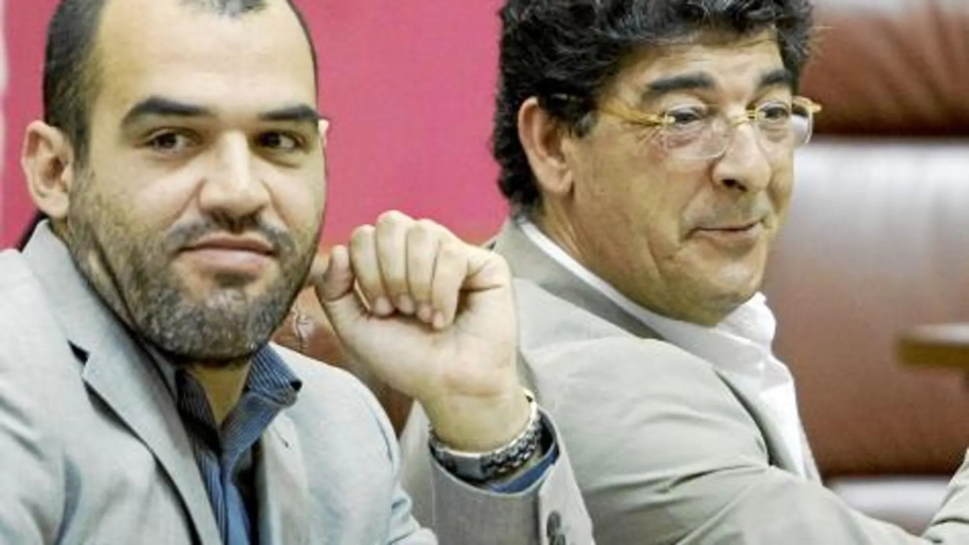 Valderas acusa a la Junta «de dar dinero a los coches y no a los seres humanos»