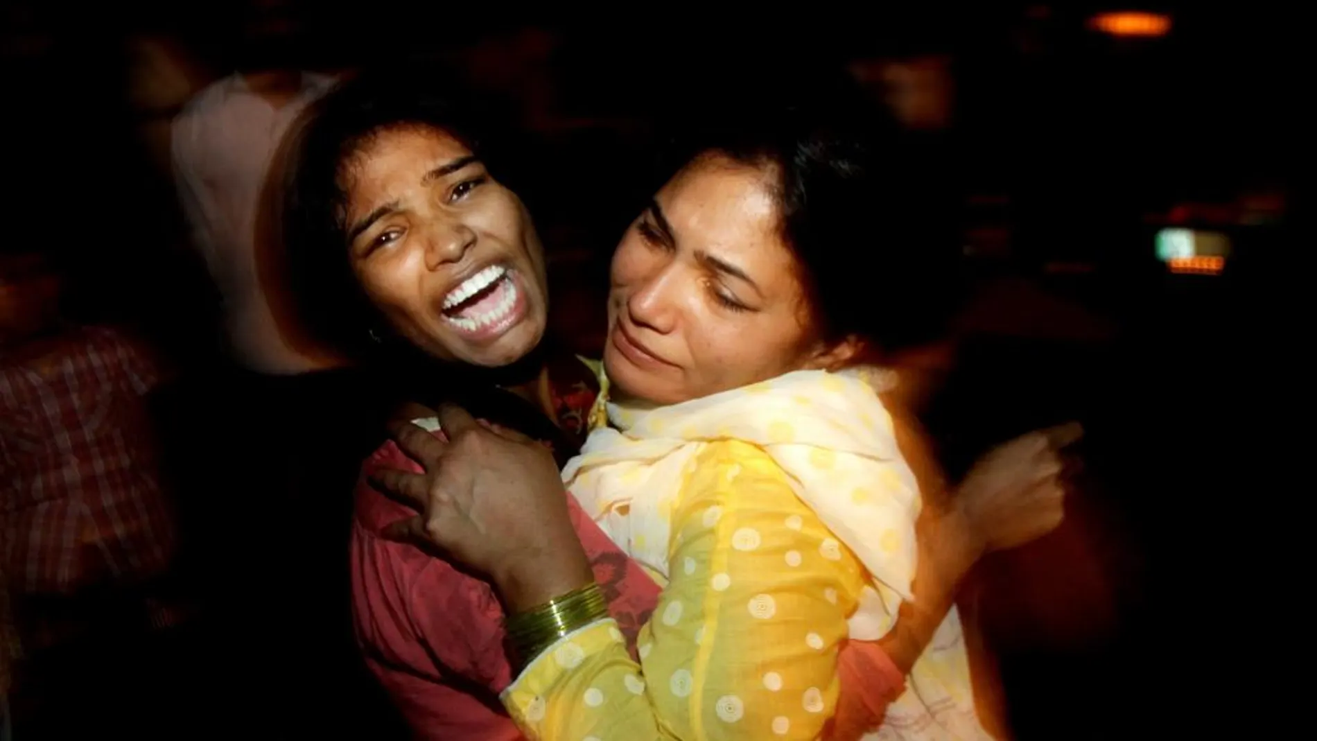 Dos mujeres en las inmediaciones del parque infantil Gulshan e Iqbal