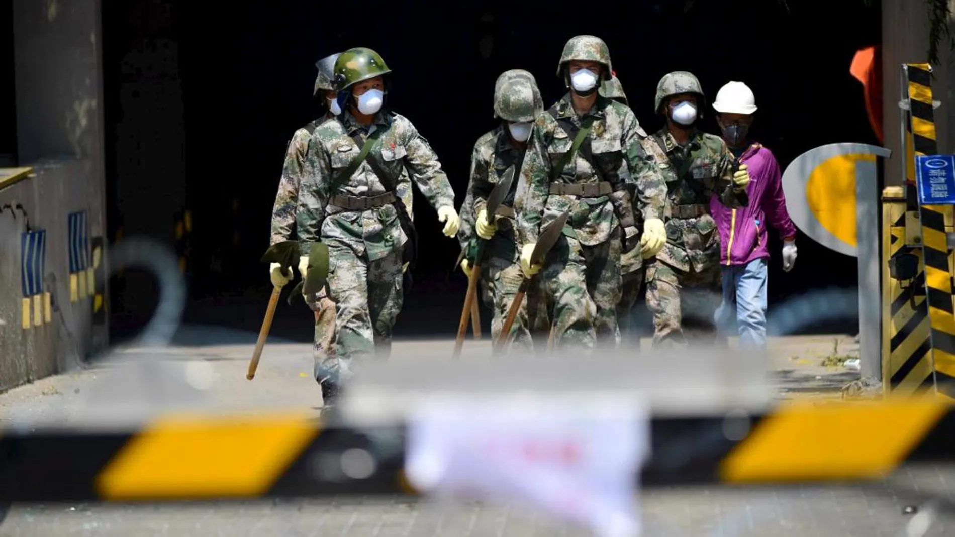 Soldados chinos inspeccionan el lugar de la tragedia
