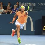 El tenista español Rafael Nadal devuelve una bola al alemán Mischa Zverev