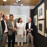El secretario general de la Consejería de Cultura y Turismo, José Rodríguez Sanz-Pastor (3I), inaugura la exposición ‘Latidos de la Montaña.Fotografía de Piedad Isla’, que estará instalada en la Casa del Parque de Cervera de Pisuerga (Palencia)La muestra, promovida por la Consejería de Cultura y Turismo, está dedicada a la obra de la artista palentina Piedad Isla. Mujer pionera, fue una de las primeras fotógrafas profesionales de la España rural de los años 50 y 60. En ‘Latidos de la Montaña’, Piedad Isla muestra, a través de su cámara, la España rural de la postguerra, más concretamente su ámbito vital más próximo, la Montaña Palentina, con una visión de la realidad vitalista y comprometida en la localidad palentina de Cervera de Pisuerga