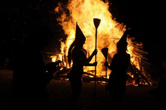 Dos mujeres vestidas de brujas durante la noche de San Juan en Gijón