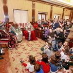Recepción en el Ayuntamiento de León a sus Majestades con la presencia de decenas de niños y el alcalde, Antonio Silván