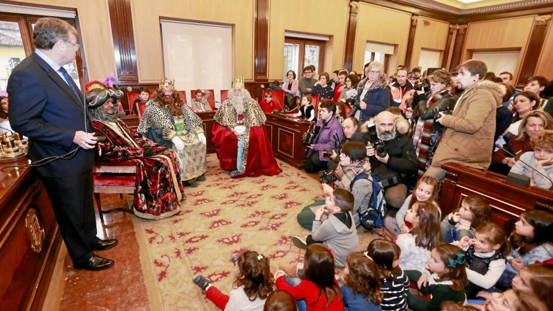 Recepción en el Ayuntamiento de León a sus Majestades con la presencia de decenas de niños y el alcalde, Antonio Silván