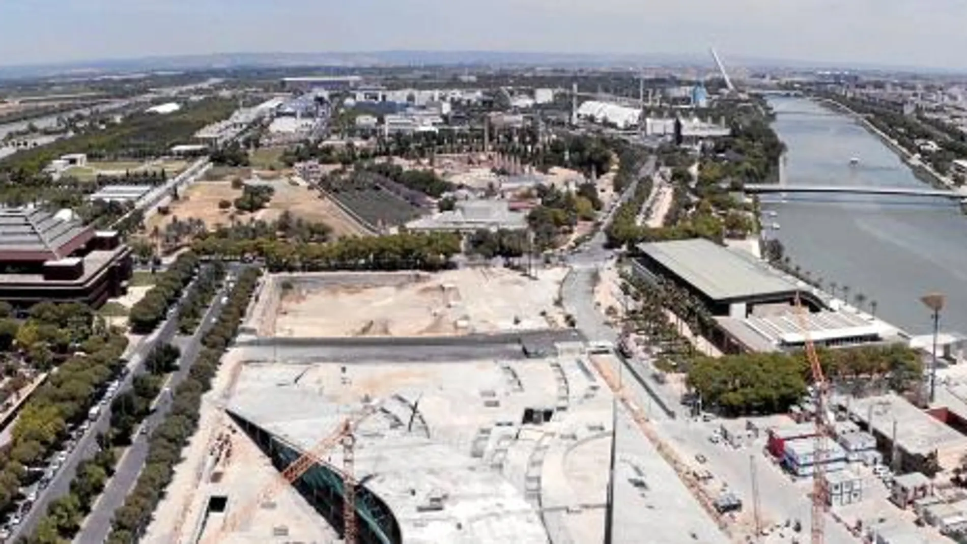 Vista del recinto que albergó la Expo’92, con los nuevos puentes que se construyeron para unir la isla con la ciudad