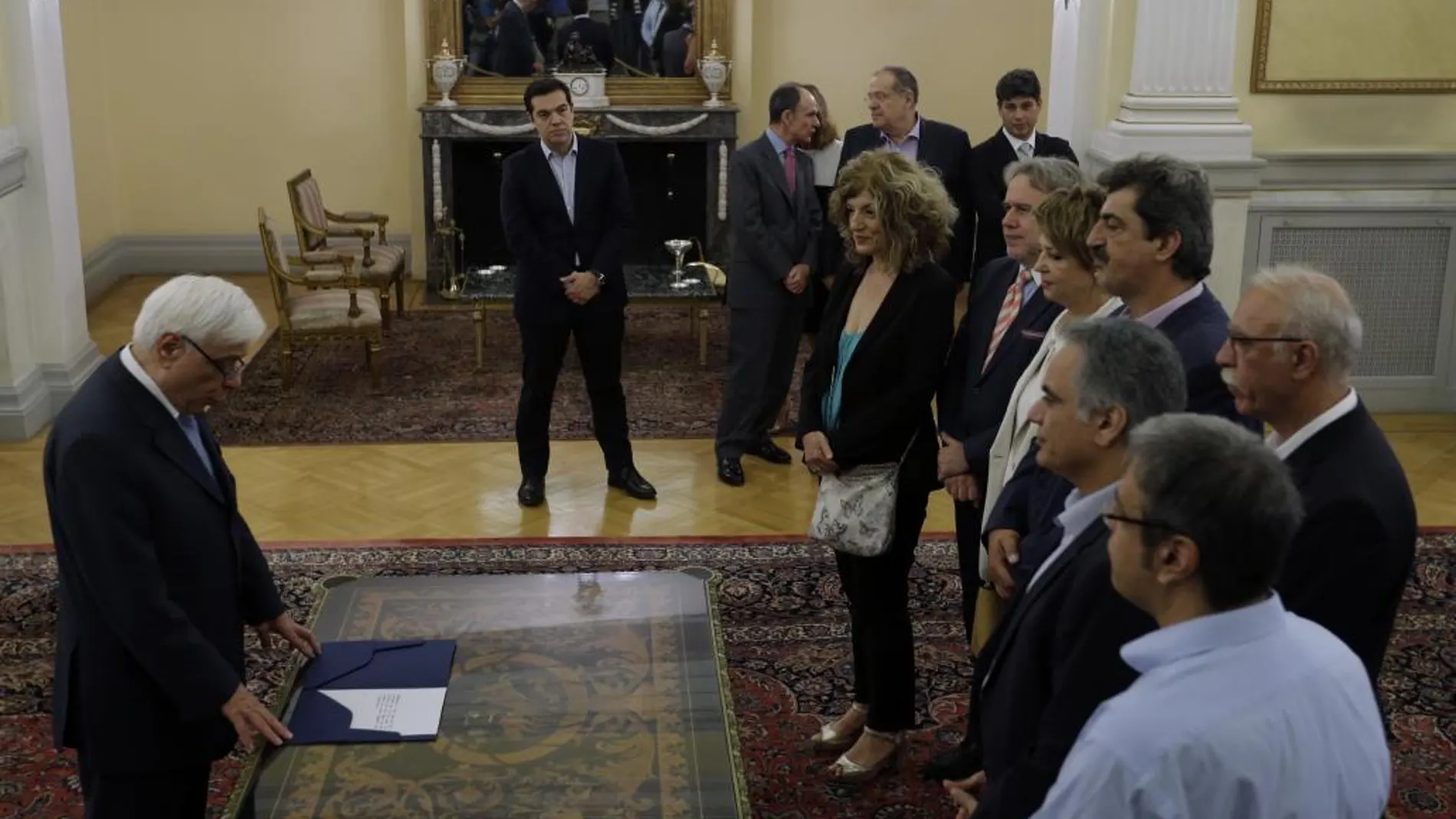 Los nuevos ministros griegos juran su cargo ante Tsipras