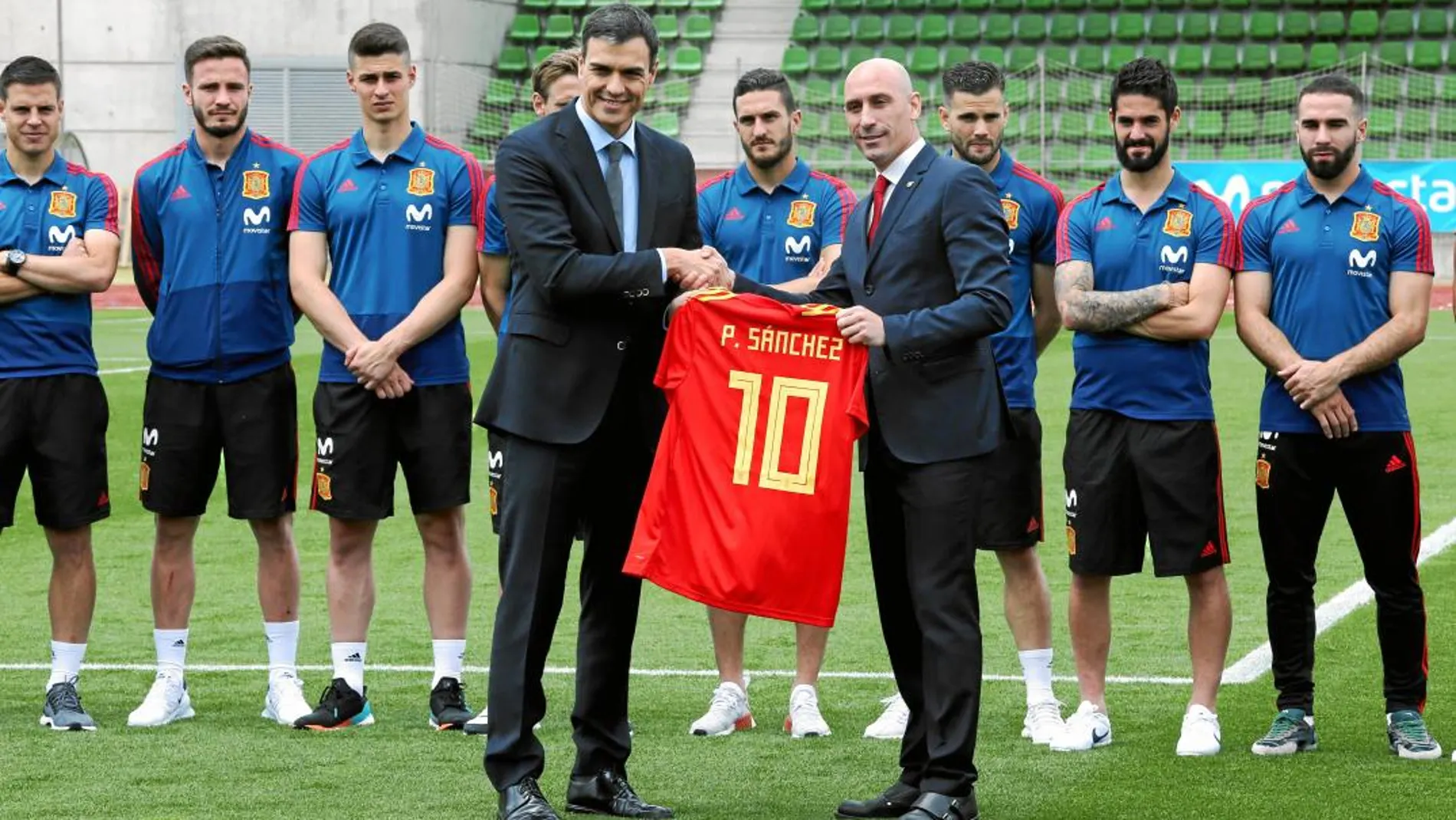 Rubiales hace entrega a Pedro Sánchez de una camiseta de la Roja con su nombre y el número «10» durante la visita del nuevo presidente del Gobierno a la Ciudad <br />del Fútbol de Las Rozas