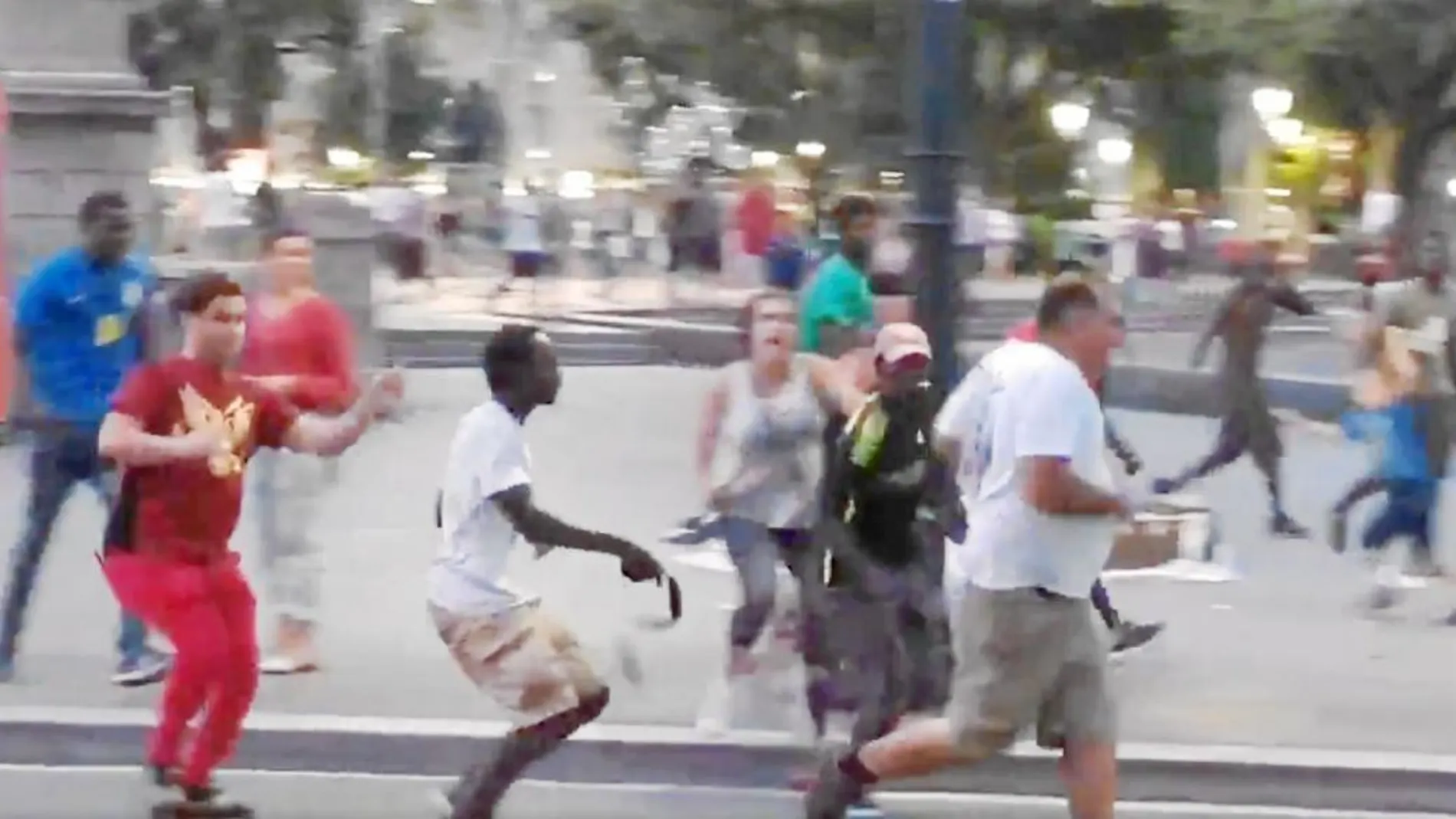 Imágenes de la agresión que sufrió un turista americano, con la camiseta blanca, el pasado miércoles
