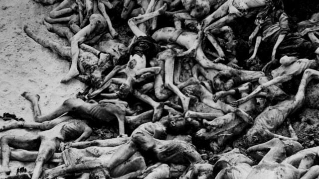 Fotografía del 15 de abril de 1945 de una fosa común descubierta por tropas aliadas en el campo de concentración Belsen-Bergen