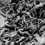 Fotografía del 15 de abril de 1945 de una fosa común descubierta por tropas aliadas en el campo de concentración Belsen-Bergen