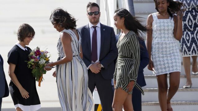 La primera dama de EEUU, Michelle Obama, junto a sus hijas Malia y Sasha, y su madre, Marian Robinson, a su llegada a la base de Torrejón de Ardoz