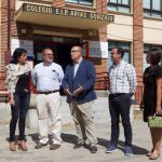 Fernando Rey visita el colegio Arias Gonzalo de Zamora junto al director provincial de Educación en esta provincia, Fernando Prada