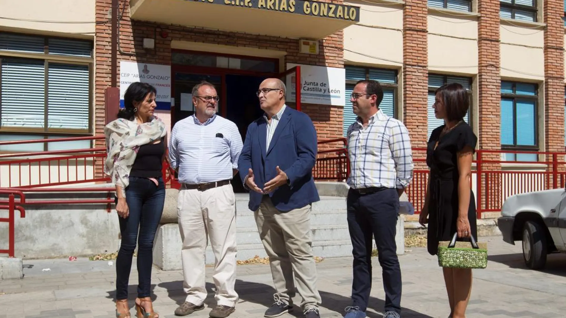 Fernando Rey visita el colegio Arias Gonzalo de Zamora junto al director provincial de Educación en esta provincia, Fernando Prada