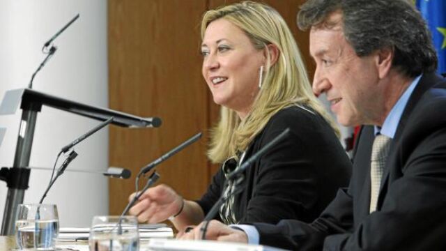 Los consejeros de la Presidencia y de Hacienda, José Antonio de Santiago-Juárez y Pilar del Olmo