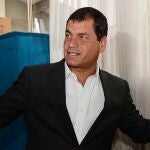 El presidente de Ecuador, Rafael Correa, emite su voto en Quito (Ecuador)