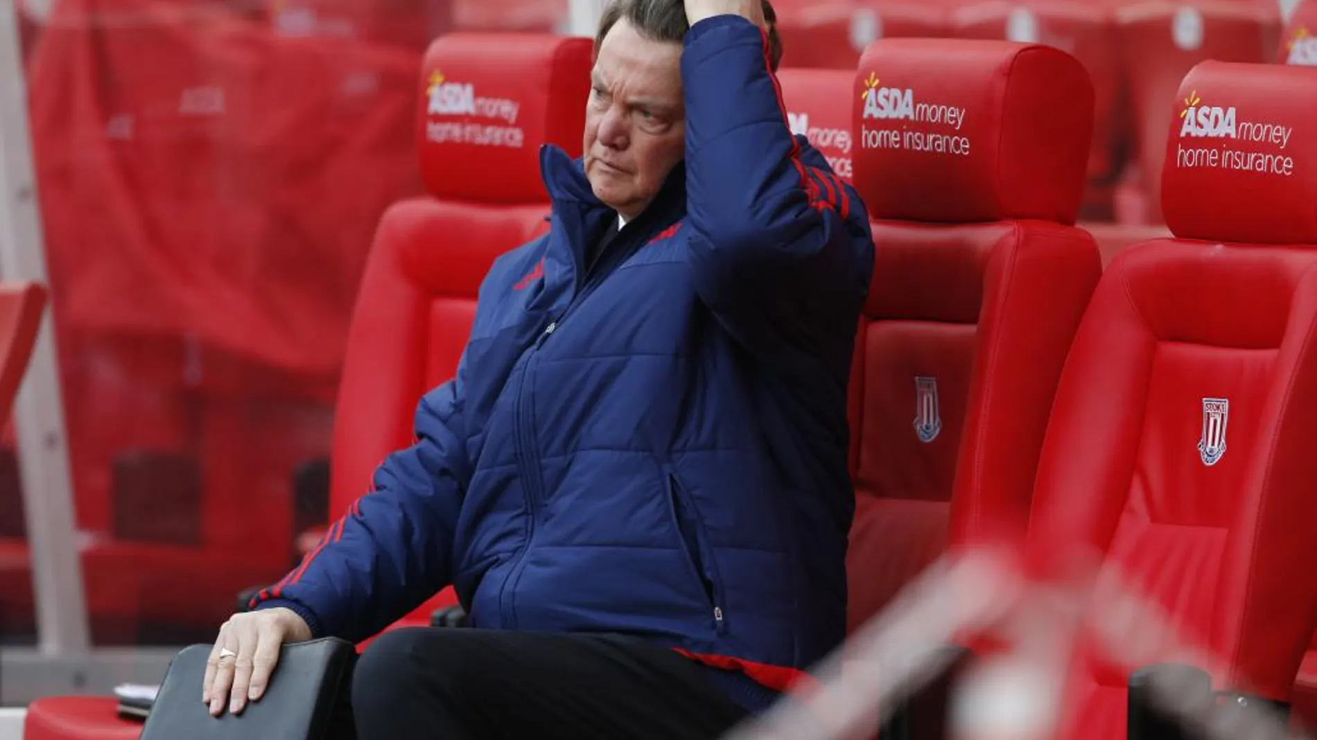 Van Gaal sufrió una nueva derrota y su cara de preocupación es un poema