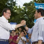 Rajoy y el presidente del PP andaluz, Juanma Moreno durante un acto electoral hoy en Sevilla.