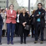 La alcaldesa de Madrid, Manuela Carmena (2-d), junto a Marta Higueras (2-i), primera teniente de alcalde y concejala de Equidad, Derechos Sociales y Empleo, ayer en el minuto de silencio guardado a las puertas del Ayuntamiento en memoria de la mujer muerta al caer desde un cuarto piso en la calle Seo de Urgel