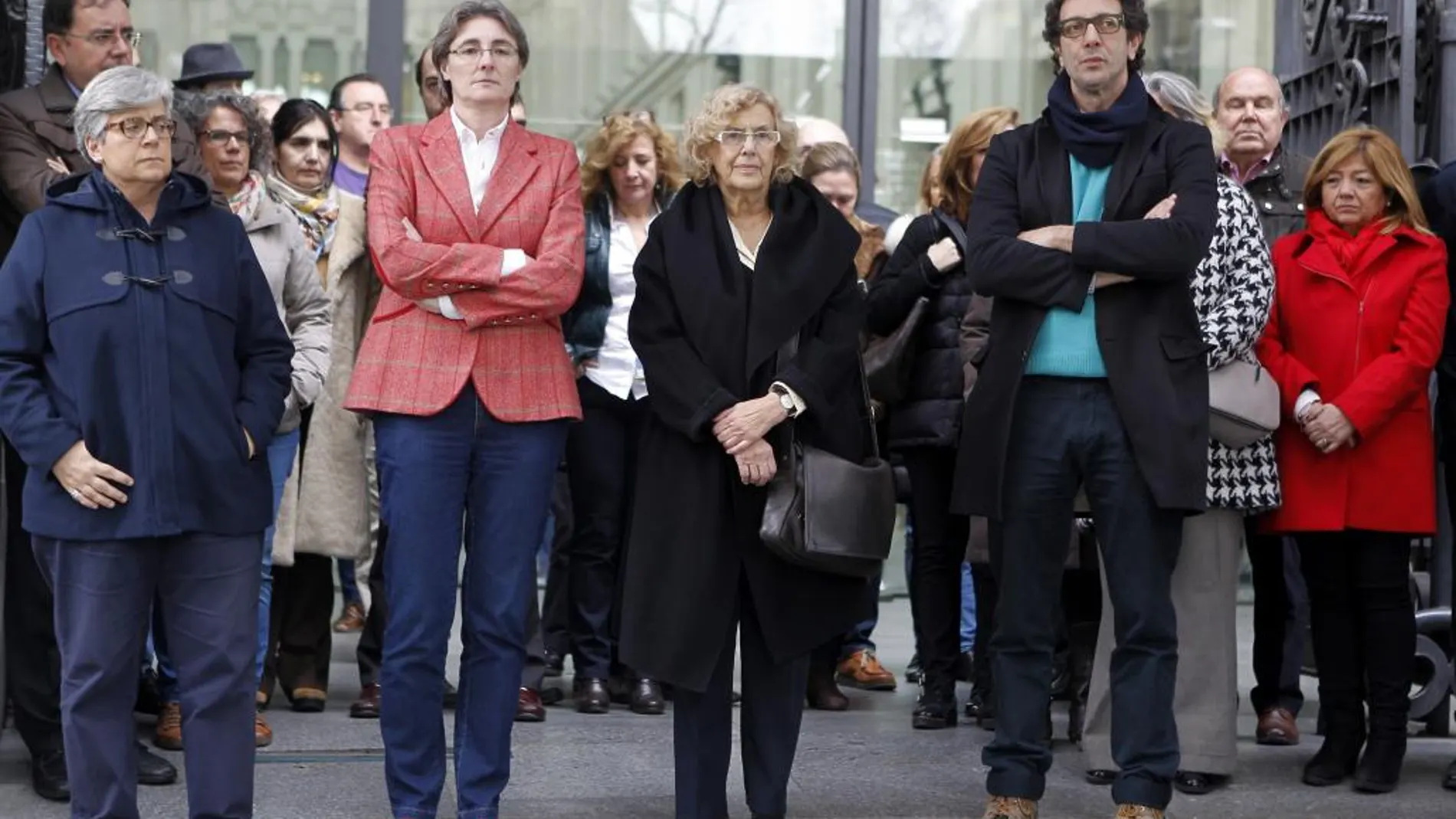 La alcaldesa de Madrid, Manuela Carmena (2-d), junto a Marta Higueras (2-i), primera teniente de alcalde y concejala de Equidad, Derechos Sociales y Empleo, ayer en el minuto de silencio guardado a las puertas del Ayuntamiento en memoria de la mujer muerta al caer desde un cuarto piso en la calle Seo de Urgel