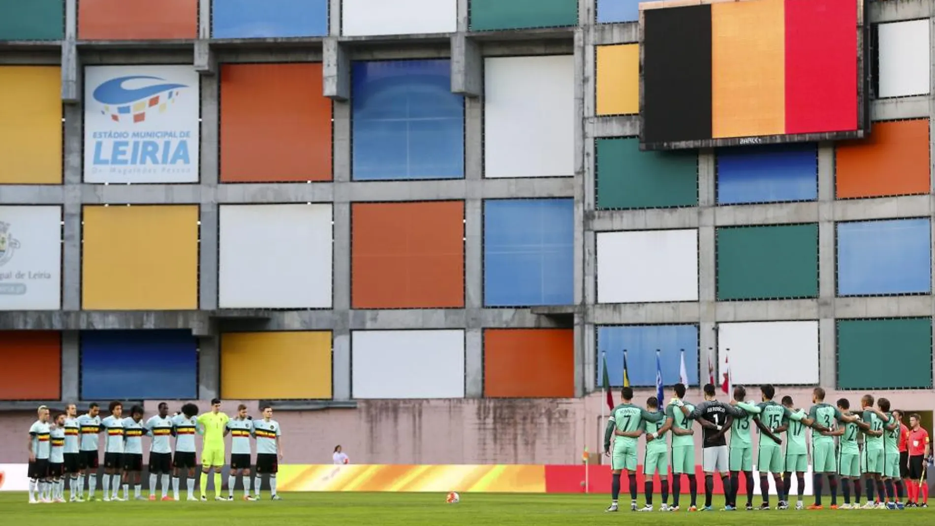 Jugadores portugueses y belgas guardan un minuto de silencio por las víctimas de los ataques en Bruselas