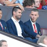 Víctor habla con De Gea en la grada de Old Trafford durante el encuentro de la «Premier» disputado el pasado sábado