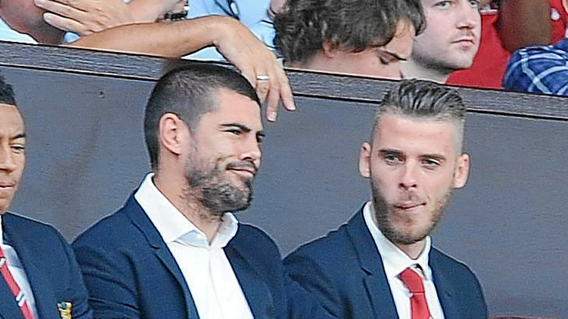 Víctor habla con De Gea en la grada de Old Trafford durante el encuentro de la «Premier» disputado el pasado sábado