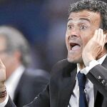 Luis Enrique da instrucciones desde la banda en partido del Barcelona