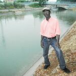 Sall posa junto al canal en el que salvó la vida de un hombre