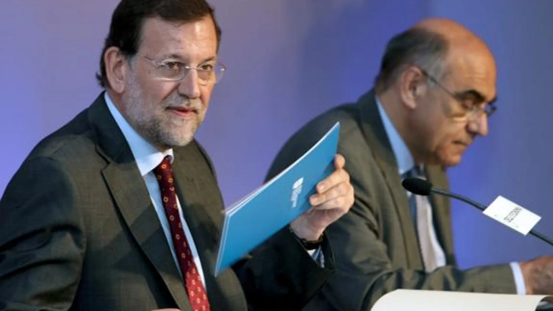 Mariano Rajoy (i), junto al presidente del Círculo Economía, Salvador Alemany (d)