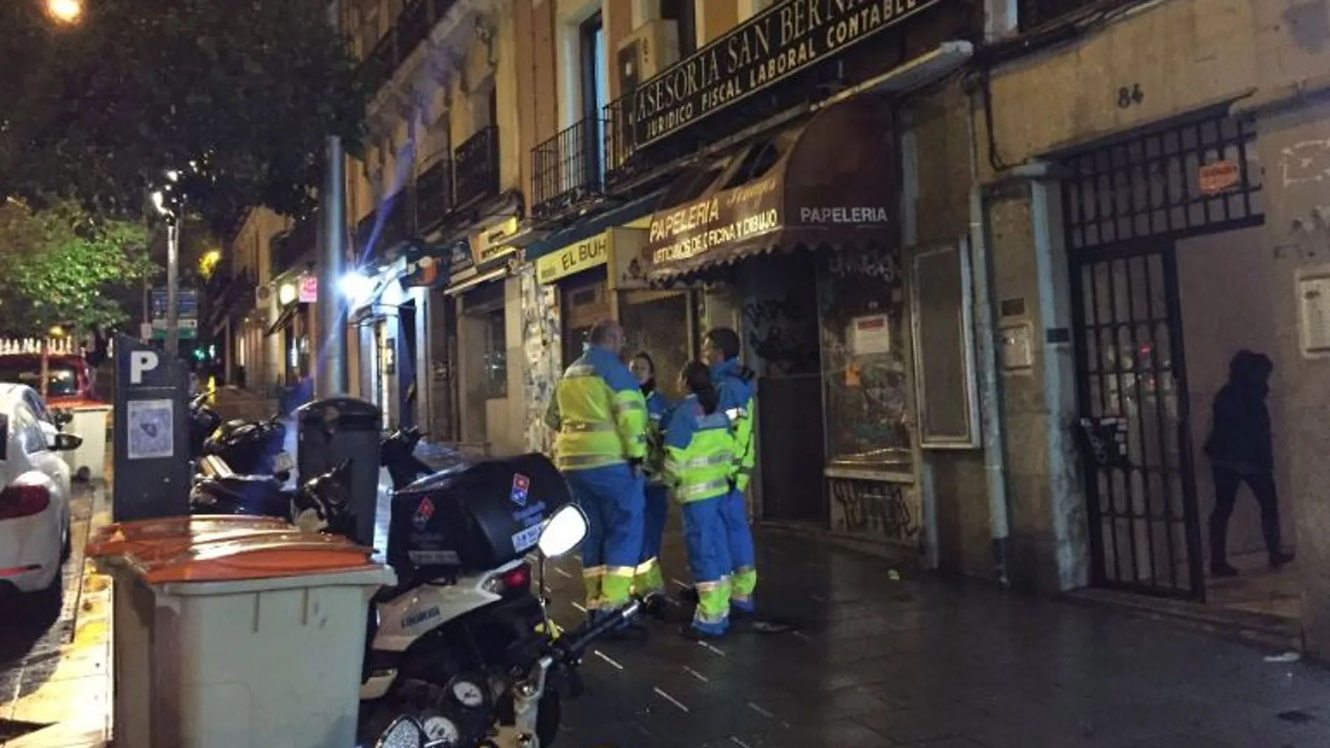 Efectivos de SUMMA junto al portal de la vivienda