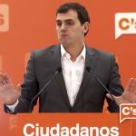 El líder de Ciudadanos, Albert Rivera, durante la rueda de prensa que ha ofrecido tras la reunión de la Ejecutiva Nacional del partido hoy en su sede de Madrid