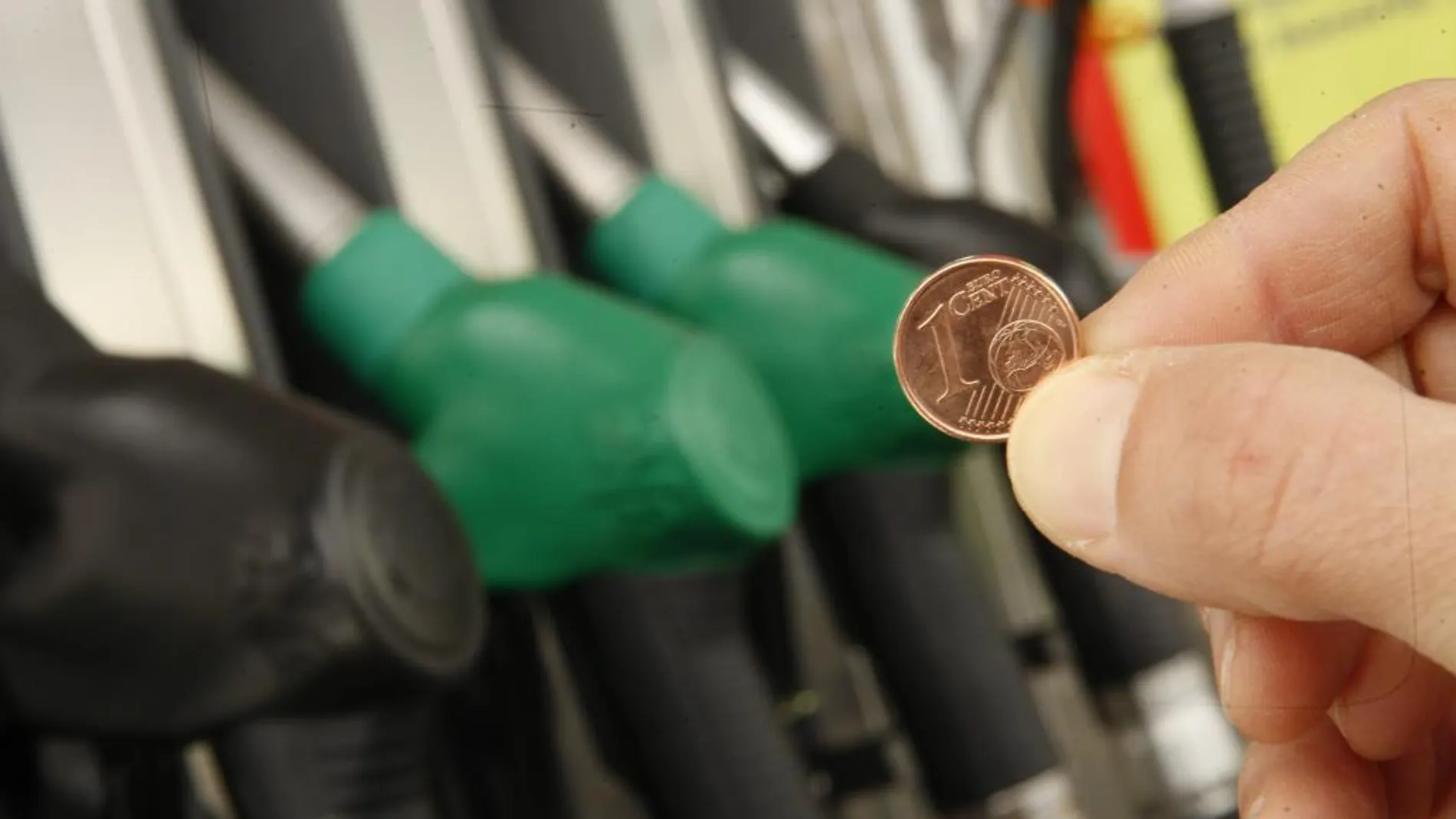El precio de la gasolina ha subido 12 céntimos por litro por los impuestos durante la crisis