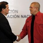 El negociador del Ejecutivo colombiano Frank Pearl y el jefe de los negociadores del ELN, Antonio García, durante le anuncio