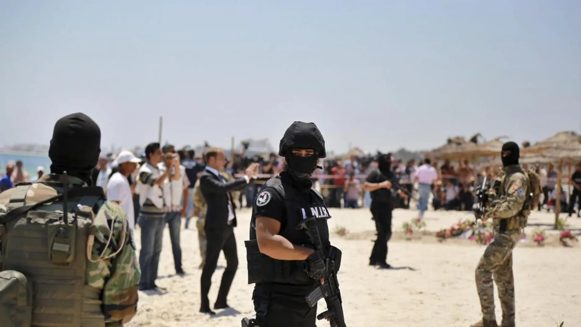 Efectivos de las Fuerzas de Seguridad tunecinas vigilan la playa donde se produjo el atentado.
