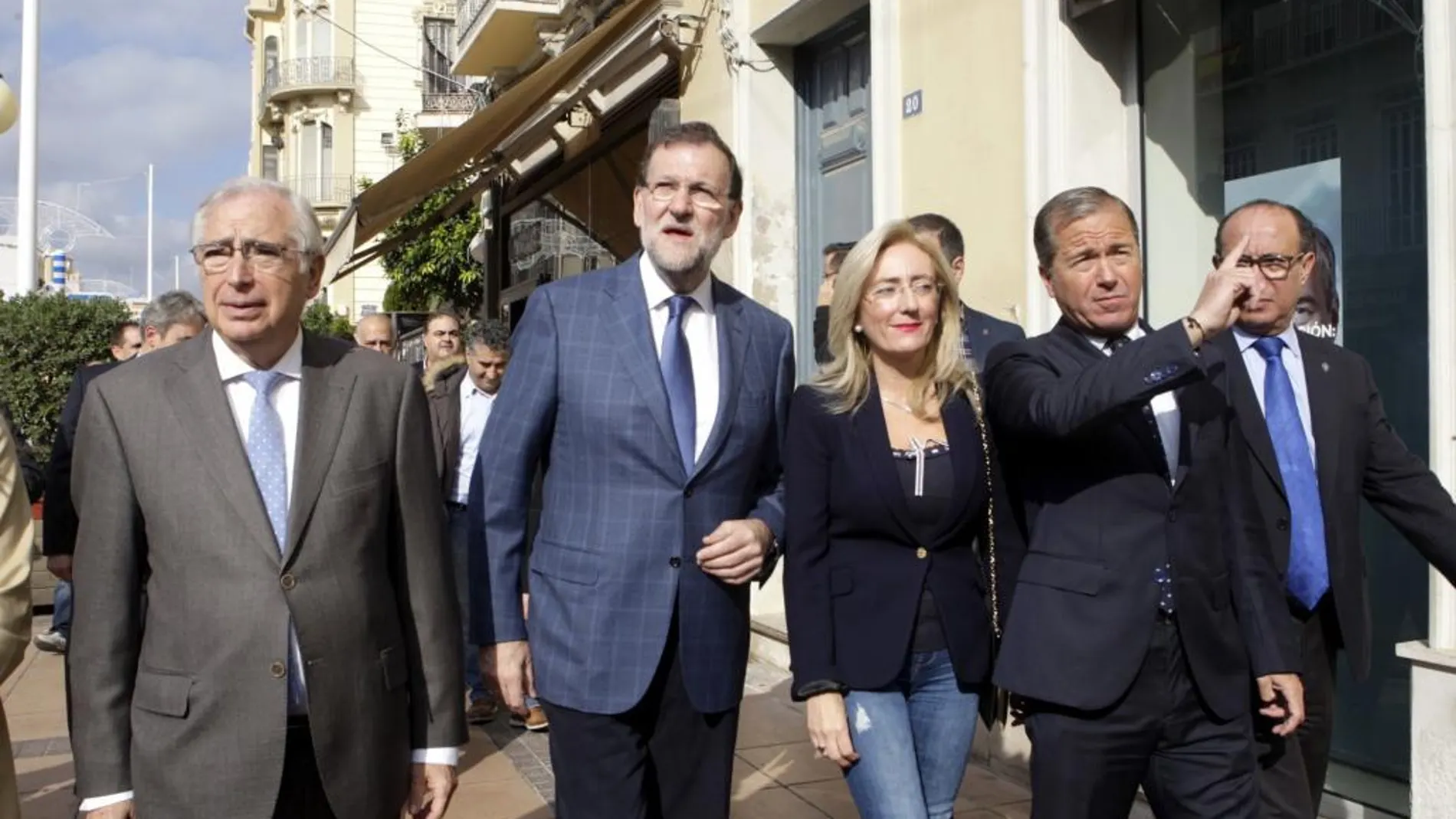 Mariano Rajoy junto al presidente de Melilla, Juan José Imbroda, y otros miembros del partido durante la visita que ha realizado hoy a Melilla