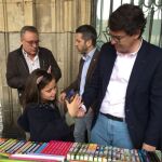 El alcalde de Salamanca, Alfonso Fernández Mañueco, saluda a un niña en la Feria