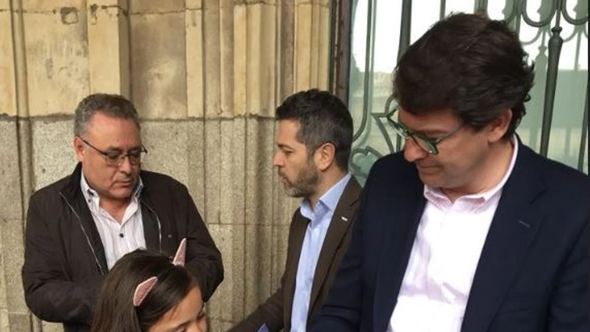 El alcalde de Salamanca, Alfonso Fernández Mañueco, saluda a un niña en la Feria
