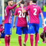 Carrasco y Godín consuelan a Juanfran tras su error