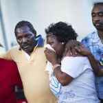 Familiares de las víctimas lloran a las puertas de la iglesia Emanuel.