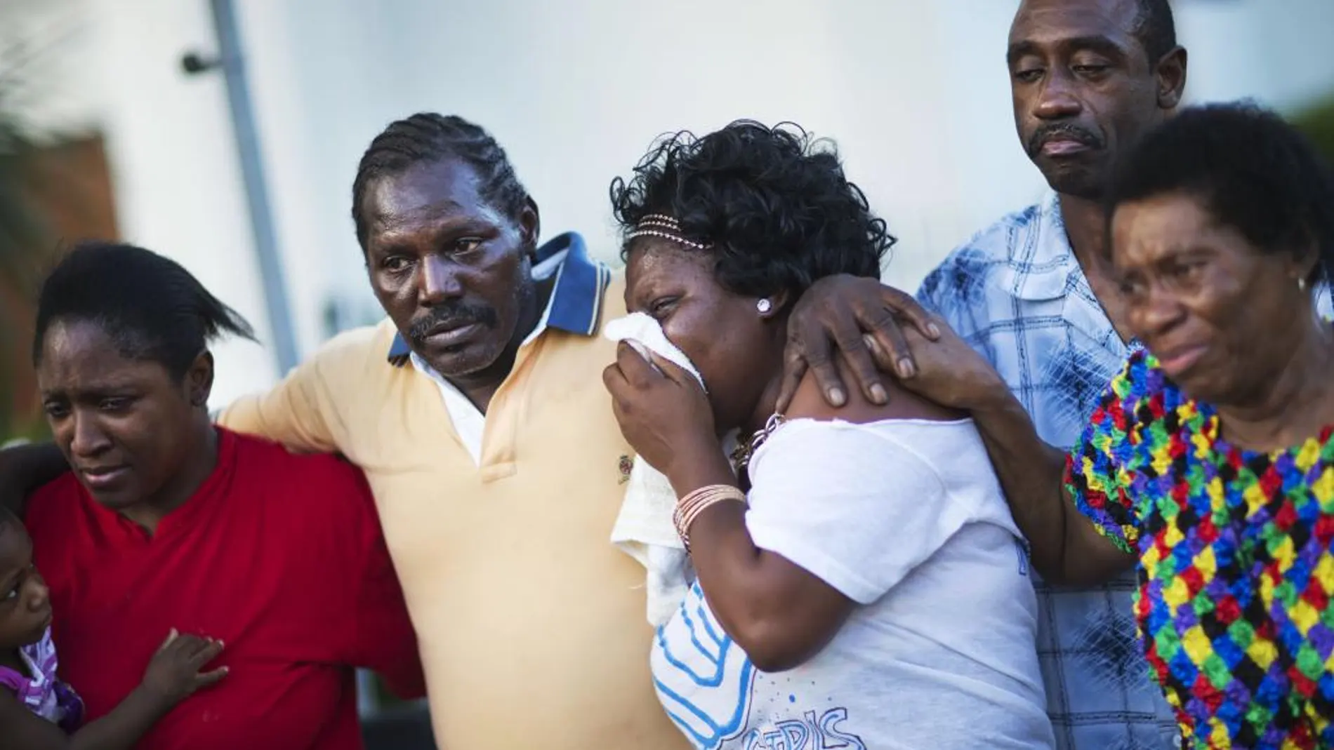Familiares de las víctimas lloran a las puertas de la iglesia Emanuel.