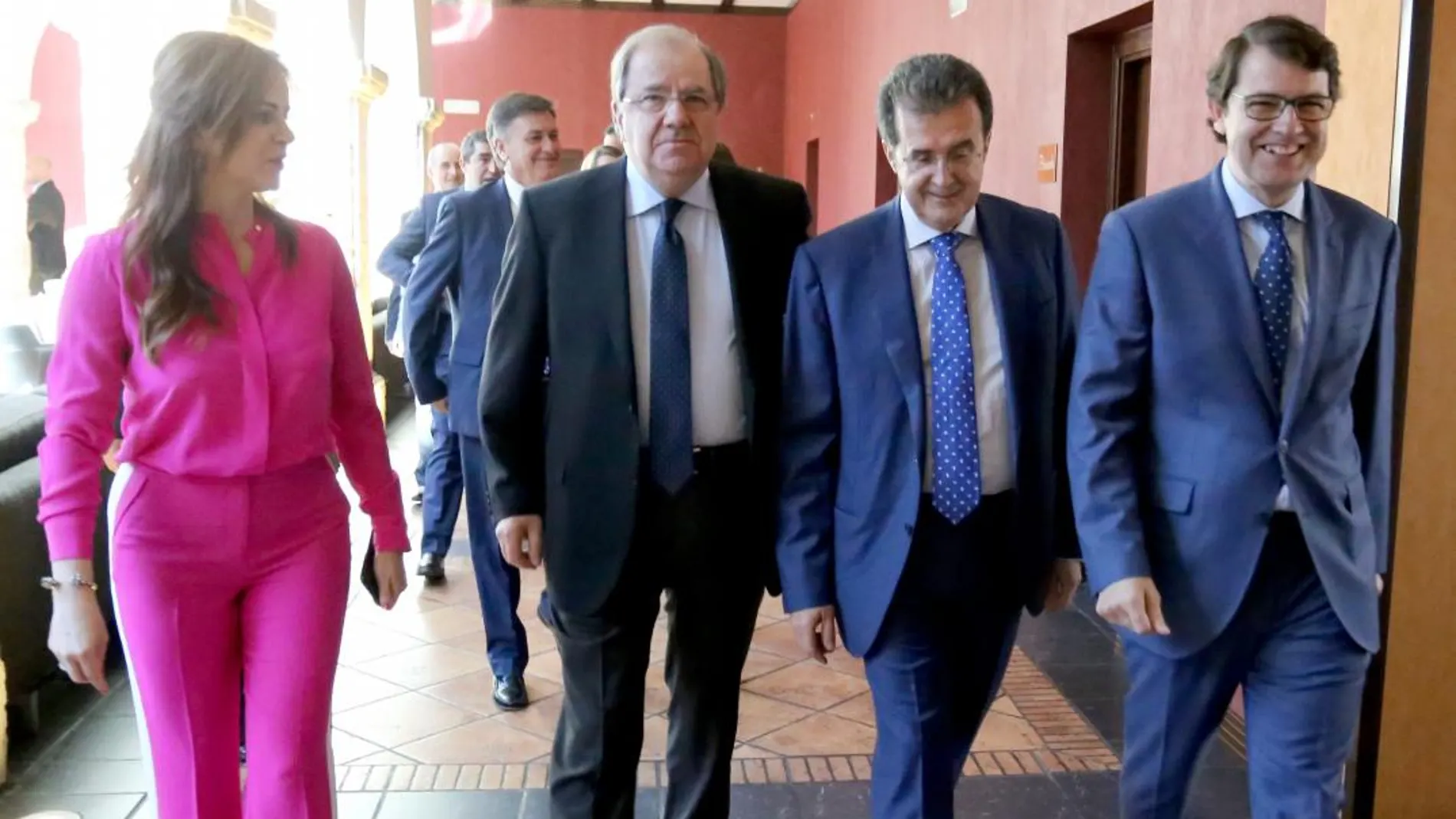 Silvia Clemente, Juan Vicente Herrera, José Luis Ulibarri y Alfonso Fernández Mañueco, antes de comenzar el Club de Prensa