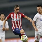Fernando Torres quita un balón He Guan durante el amistoso