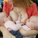 Una mujer dando de amamantar a sus gemelos en Rusia