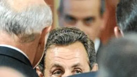 Nicolas Sarkozy saluda a los asistentes de la 18º Conferencia de Embajadores Franceses celebrada ayer en el Elíseo.