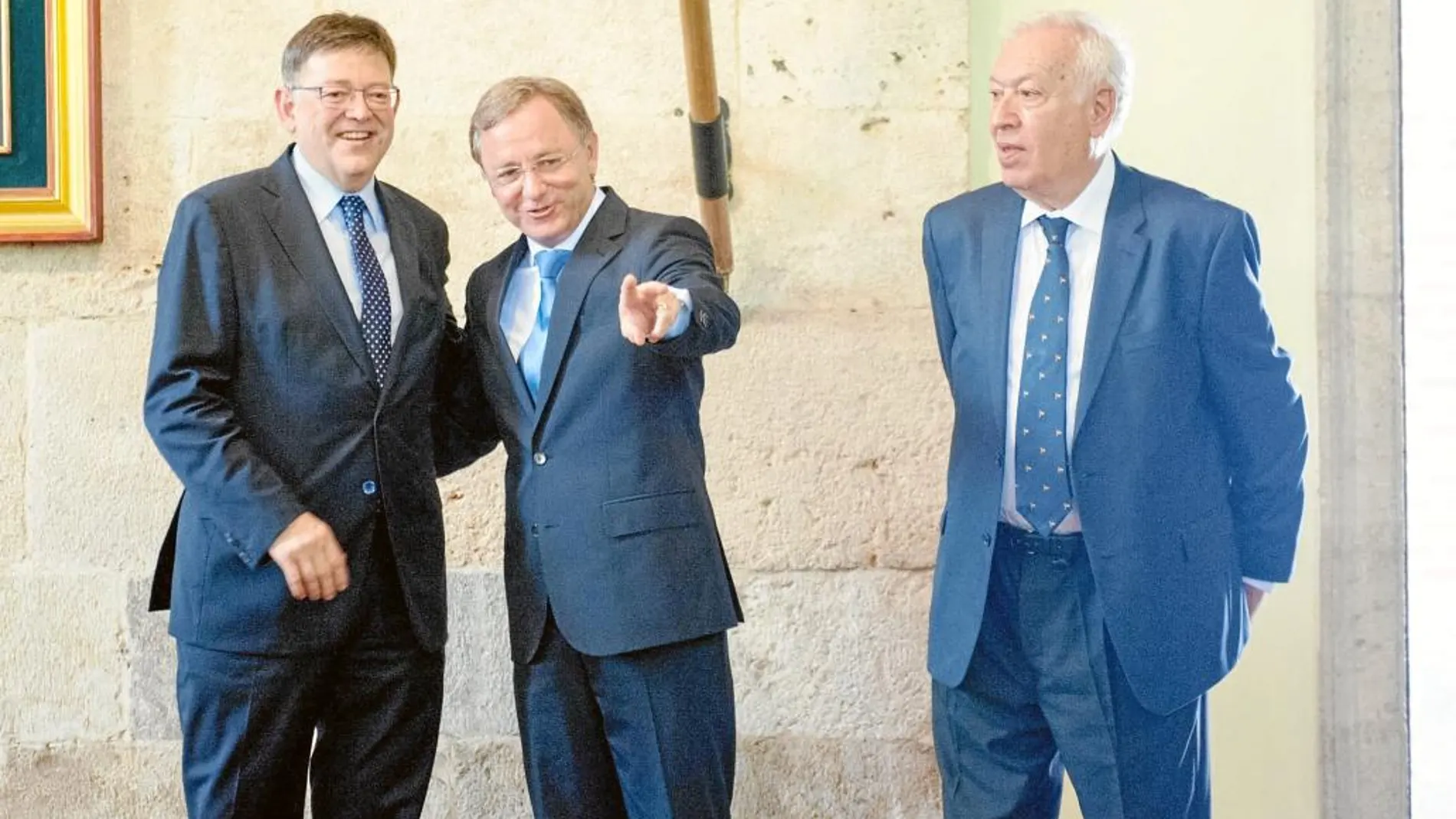 El delegado Moragues, junto al presidente Ximo Puig, y el ministro