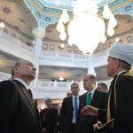 El presidente ruso, Vladímir Putin; su homólogo turco, Recep Tayyip Erdogan, y el presidente del Consejo Muftí ruso, Ravil Gainutdin, durante la ceremonia de reapertura de la mezquita