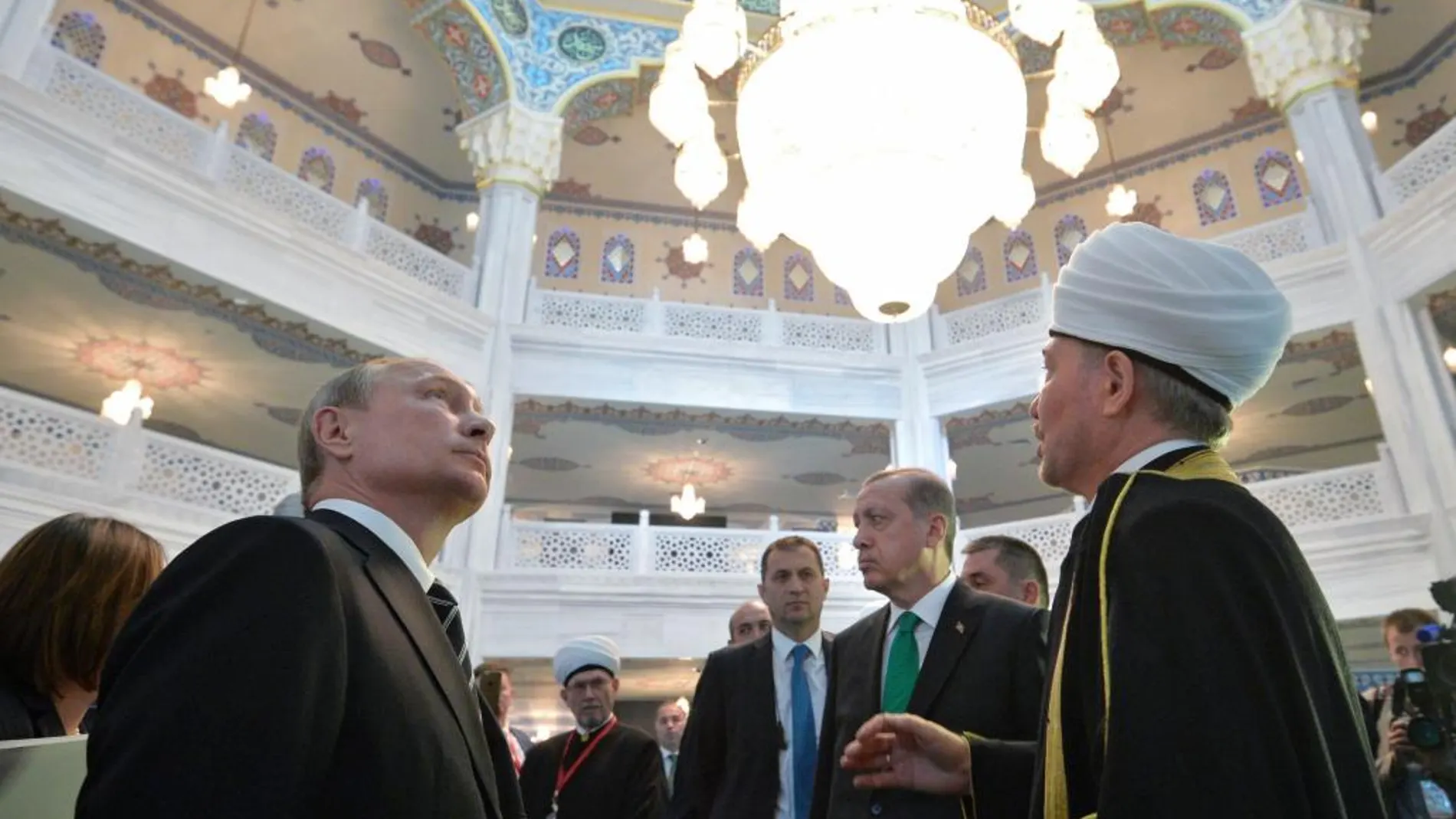 El presidente ruso, Vladímir Putin; su homólogo turco, Recep Tayyip Erdogan, y el presidente del Consejo Muftí ruso, Ravil Gainutdin, durante la ceremonia de reapertura de la mezquita