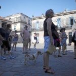 Estadounidenses, en un programa de intercambio, visitan la plaza de la Catedral, en La Habana