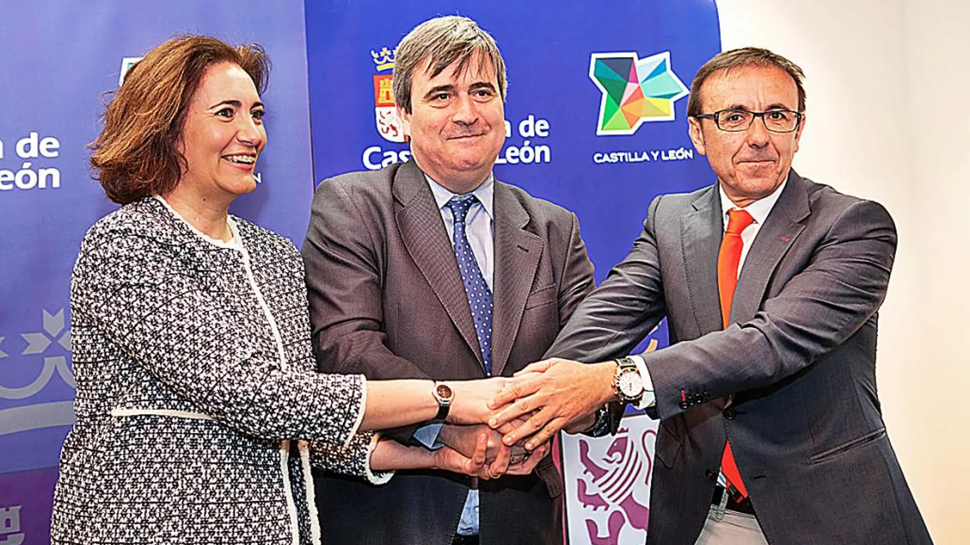 La consejera de Cultura y Turismo, María Josefa García Cirac, junto a Miguel Cardenal y José Hidalgo Martín
